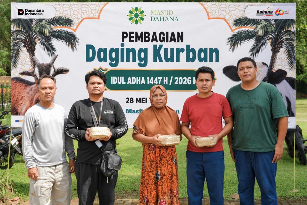 Spreading the Blessings of Eid al-Adha: PT Dahana Distributes Sacrificial Animals and Supports Plastic Waste Reduction