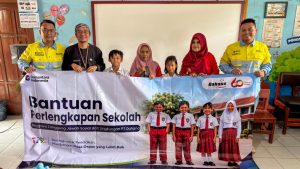 Sebagai wujud komitmen dalam mendukung peningkatan kualitas pendidikan bagi masyarakat di sekitar wilayah operasional perusahaan, PT Dahana menyalurkan bantuan fasilitas pendidikan berupa perlengkapan sekolah kepada siswa SDN Jl. Palabuan, Kabupaten Subang, pada Kamis, 25 Juni 2026. Penyerahan bantuan dilakukan secara simbolis oleh General Manager Sekretaris Perusahaan PT Dahana, Erwin Cipta Mulyana, kepada Kepala SDN Jl. Palabuan, Bambang Hendro Handoko, S.Pd.I., dan perwakilan siswa penerima manfaat. Bantuan ini diharapkan dapat membantu memenuhi kebutuhan belajar para siswa sekaligus menjadi penyemangat dalam menempuh pendidikan. General Manager Sekretaris Perusahaan PT Dahana, Erwin Cipta Mulyana, menyampaikan bahwa pendidikan merupakan investasi jangka panjang yang memegang peranan penting dalam menciptakan sumber daya manusia yang unggul. "PT Dahana percaya bahwa setiap anak berhak memperoleh kesempatan belajar yang layak. Melalui bantuan perlengkapan sekolah ini, kami berharap dapat memberikan semangat baru bagi para siswa untuk terus belajar, berprestasi, dan meraih cita-citanya. Kami juga ingin terus hadir memberikan manfaat nyata bagi masyarakat melalui berbagai program Tanggung Jawab Sosial dan Lingkungan yang berkelanjutan," ujar Erwin. Kepala SDN Jl. Palabuan, Bambang Hendro Handoko, S.Pd.I., menyampaikan apresiasi atas kepedulian PT Dahana terhadap dunia pendidikan. "Kami mengucapkan terima kasih kepada PT Dahana atas bantuan yang diberikan. Bantuan ini sangat bermanfaat bagi siswa-siswi kami dan menjadi motivasi bagi mereka untuk semakin semangat dalam belajar. Semoga kolaborasi yang telah terjalin dapat terus berlanjut dan memberikan manfaat yang lebih luas bagi dunia pendidikan," ungkap Bambang. Program bantuan fasilitas pendidikan ini merupakan bagian dari implementasi Program Tanggung Jawab Sosial dan Lingkungan (TJSL) PT Dahana yang berfokus pada peningkatan kualitas hidup masyarakat melalui sektor pendidikan. Selain membantu memenuhi kebutuhan dasar peserta didik, program ini juga menjadi bentuk kepedulian perusahaan dalam menciptakan akses pendidikan yang lebih baik bagi generasi penerus bangsa. Inisiatif ini sejalan dengan komitmen PT Dahana dalam mendukung Tujuan Pembangunan Berkelanjutan (Sustainable Development Goals/SDGs), khususnya SDG 4: Pendidikan Berkualitas, melalui penyediaan fasilitas belajar yang mendukung proses pendidikan. Sinergi antara PT Dahana dan SDN Jl. Palabuan juga mencerminkan implementasi SDG 17: Kemitraan untuk Mencapai Tujuan, yang menekankan pentingnya kolaborasi antara dunia usaha dan institusi pendidikan dalam mewujudkan pembangunan yang berkelanjutan. Melalui berbagai program TJSL, PT Dahana akan terus berkomitmen menghadirkan kontribusi nyata bagi kemajuan pendidikan dan peningkatan kesejahteraan masyarakat di sekitar wilayah operasional perusahaan.